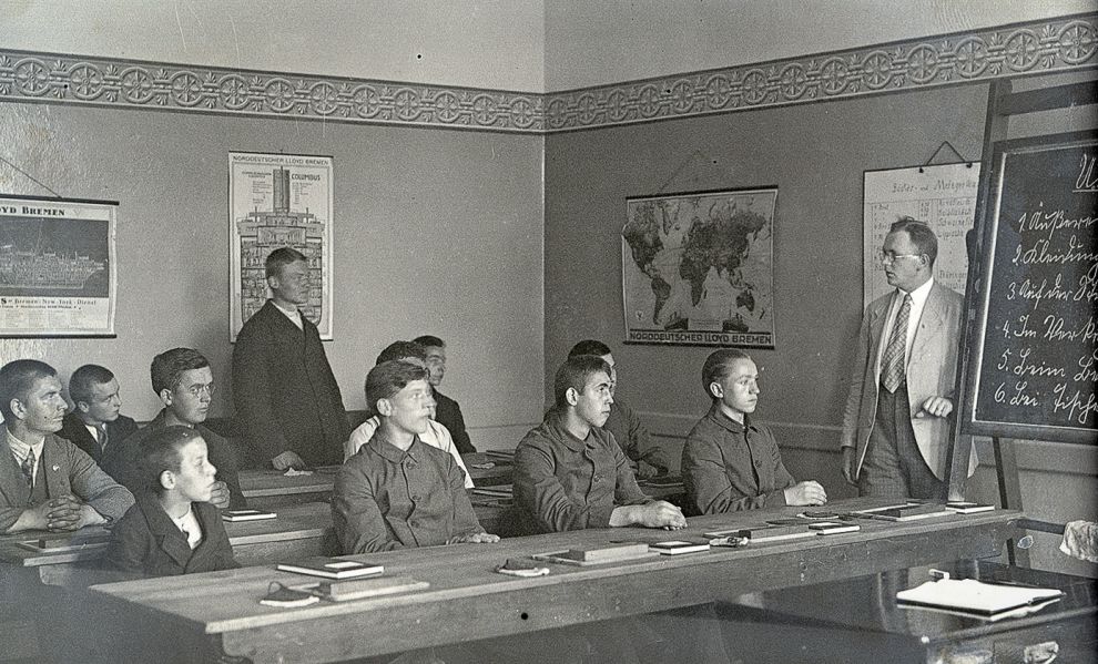 Abb. 3: Der Lehrer und Erzieher Herbert Müller mit Kindern 1931