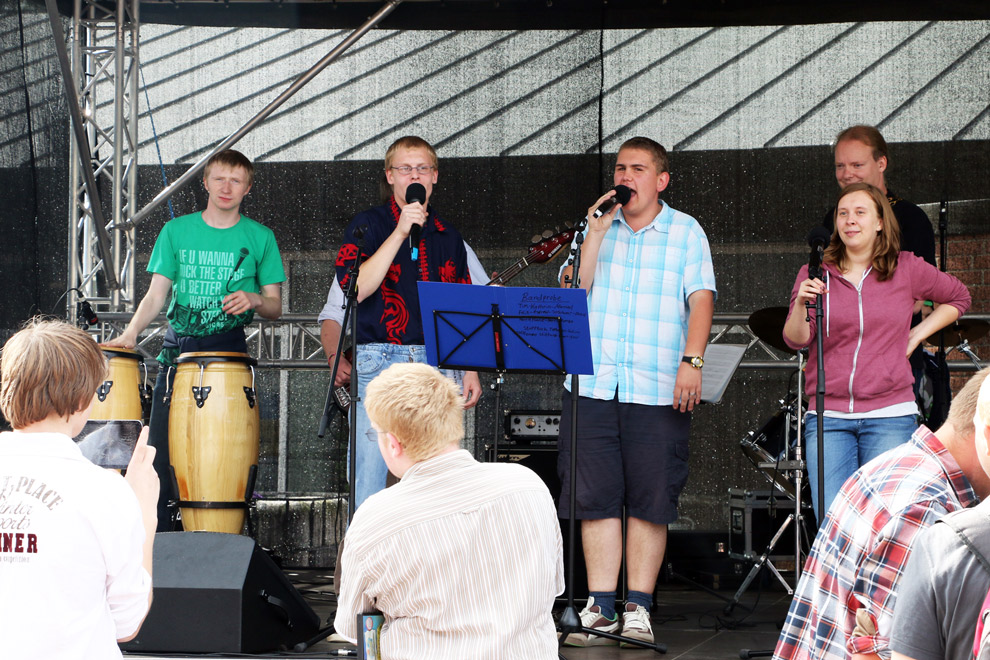 Die Schulband der Topehlen-Schule wird  zusammen der Gruppe Captain Humfield am Sonntagnachmittag Neu Eben-Ezer rocken