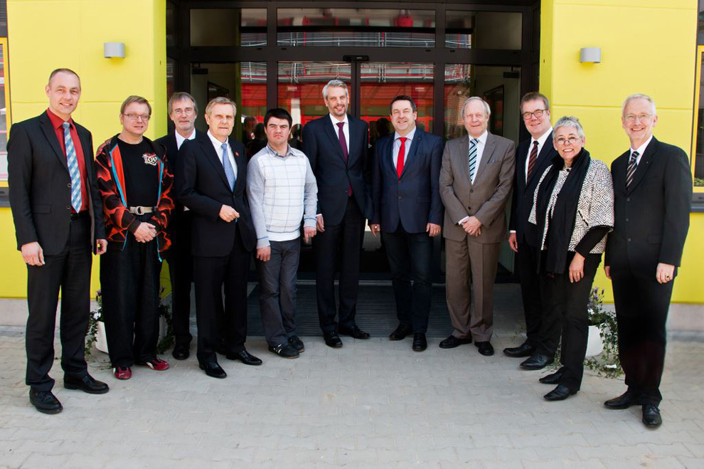 Pastor Dr. Bartolt Haase, Rolf Schmidt, Werkstattrat, Udo Zippel, Artur Epp und Markus Toepffer freuten sich über die Teilnahme vieler Vertreterinnen und Vertreter aus Kirche , Politik, Wirtschaft und Gesellschaft, darunter v.l.  Horst Selbach, Vizepräsident der IHK zur Lippe, André General, Firma Essmann, Landrat Dr. Axel Lehmann, Wolfgang Stückemann, Aufsichtsratsvorsitzender Eben-Ezer, Landessuperintendent Dietmar Arends und Oberkirchenrätin Doris Damke.